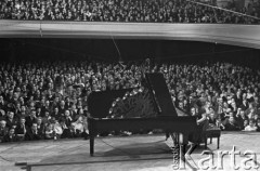 Marzec 1960, Warszawa, Polska.
Koncert laureatów VI Międzynarodowego Konkursu Pianistycznego im. Fryderyka Chopina - pianistka przy fortepianie.
Fot. Romuald Broniarek/KARTA