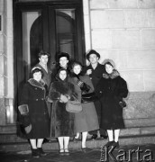 Luty-marzec 1960, Warszawa, Polska.
VI Międzynarodowy Konkurs Pianistyczny im. Fryderyka Chopina - grupa pianistów radzieckich, z lewej stoi Irina Zaritskaya (laureatka II nagrody), druga od prawej stoi Zinaida Ignatieva (laureatka V nagrody).
Fot. Romuald Broniarek/KARTA