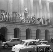 Luty 1960, Warszawa, Polska.
VI Międzynarodowy Konkurs Pianistyczny im. Fryderyka Chopina - flagi na froncie budynku Filharmonii Narodowej.
Fot. Romuald Broniarek/KARTA