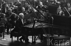 22.02.1960, Warszawa, Polska.
VI Międzynarodowy Konkurs Pianistyczny im. Fryderyka Chopina. Koncert inauguracyjny w Filharmonii Narodowej - Artur Rubinstein z Orkiestrą Symfoniczną Filharmonii pod dyrekcją Witolda Rowickiego.
Fot. Romuald Broniarek/KARTA