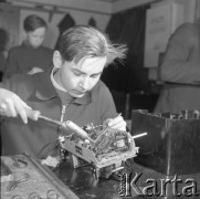 Marzec 1960, Warszawa, Polska. 
Chłopiec podczas zajęć technicznych w Pałacu Młodzieży.
Fot. Romuald Broniarek/KARTA