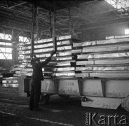Marzec 1960, Kraków Nowa Huta, Polska.
Pracownik Huty im. Lenina w hali produkcyjnej.
Fot. Romuald Broniarek/KARTA