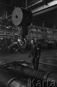 Marzec 1960, Kraków Nowa Huta, Polska.
Pracownik Huty im. Lenina w hali produkcyjnej.
Fot. Romuald Broniarek/KARTA