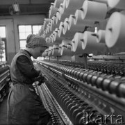 Marzec 1960, Andrychów, Polska.
Pracownica Zakładów Przemysłu Bawełnianego w hali produkcyjnej.
Fot. Romuald Broniarek/KARTA