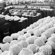 Marzec 1960, Andrychów, Polska.
Pracownice Zakładów Przemysłu Bawełnianego w hali produkcyjnej.
Fot. Romuald Broniarek/KARTA