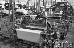 Marzec 1960, Andrychów, Polska.
Pracownica Zakładów Przemysłu Bawełnianego w hali produkcyjnej.
Fot. Romuald Broniarek/KARTA