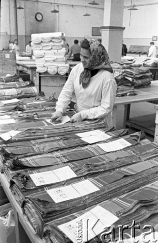 Marzec 1960, Andrychów, Polska.
Pracownica Zakładów Przemysłu Bawełnianego pieczętuje kupony materiału.
Fot. Romuald Broniarek/KARTA
