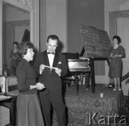 Maj 1960, Kraków, Polska.
Uczestniczka teleturnieju transmitowanego przez Polskie Radio odpowiada na pytanie zadane przez prowadzącego, w tle kobieta zapisująca wyniki na tablicy.
Fot. Romuald Broniarek/KARTA