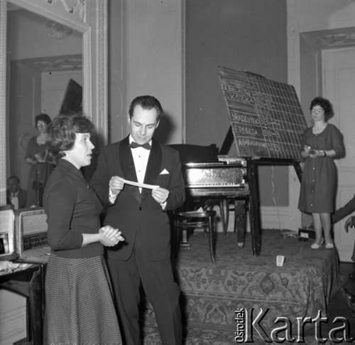 Maj 1960, Kraków, Polska.
Uczestniczka teleturnieju transmitowanego przez Polskie Radio odpowiada na pytanie zadane przez prowadzącego, w tle kobieta zapisująca wyniki na tablicy.
Fot. Romuald Broniarek/KARTA