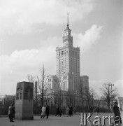 Wiosna 1960, Warszawa, Polska.
Pałac Kultury i Nauki, na pierwszym planie z lewej kamienny drogowskaz, na którym umieszczono nazwy europejskich stolic i polskich miast oraz odległości dzielące je od Warszawy.
Fot. Romuald Broniarek/KARTA