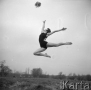 Kwiecień 1960, Warszawa, Polska.
Ćwiczenia studentek Akademii Wychowania Fizycznego.
Fot. Romuald Broniarek/KARTA