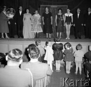 Kwiecień 1960, Przasnysz, Polska.
Kwiaty dla artystów Moskiewskiego Teatru Estrady, przed sceną stoi grupa dzieci.
Fot. Romuald Broniarek/KARTA