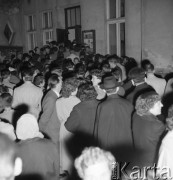 Kwiecień 1960, Przasnysz, Polska.
Tłum przed wejściem do budynku na występ artystów Moskiewskiego Teatru Estrady.
Fot. Romuald Broniarek/KARTA