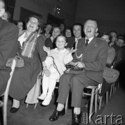 Kwiecień 1960, Przasnysz, Polska.
Roześmiana widownia podczas występu artystów Moskiewskiego Teatru Estrady.
Fot. Romuald Broniarek/KARTA