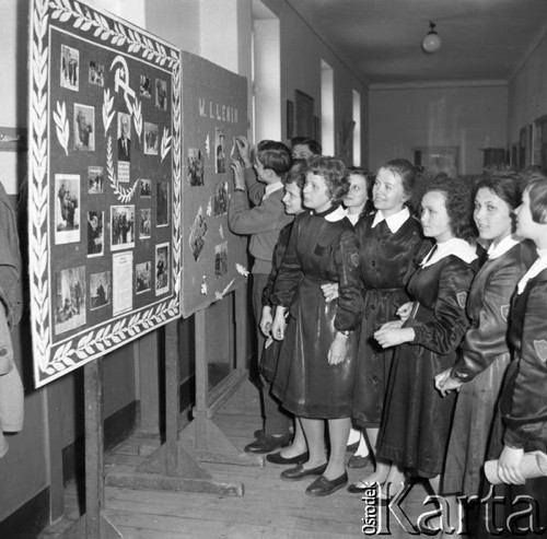 Kwiecień 1960, Mińsk Mazowiecki, Polska.
Członkowie szkolnego koła Towarzystwa Przyjaźni Polsko Radzieckiej oglądają gazetkę ścienną, której bohaterem jest Włodzimierz Lenin.
Fot. Romuald Broniarek/KARTA