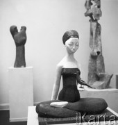 Kwiecień 1960, Warszawa, Polska.
Ogólnopolska wystawa rzeźby w Zachęcie, na pierwszym planie rzeźba przedstawiająca kobietę z ptakiem.
Fot. Romuald Broniarek/KARTA