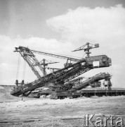Czerwiec 1960, Turoszów, Polska.
Wydobycie węgla brunatnego w kopalni odkrywkowej - koparka pracująca w odkrywce. 
Fot. Romuald Broniarek/KARTA