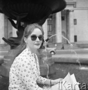 Czerwiec 1960, Warszawa, Polska.
Aktorka Teatru Dramatycznego - Barbara Krafftówna, na tle Pałacu Kultury i Nauki.
Fot. Romuald Broniarek/KARTA