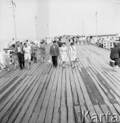 Sierpień 1960, Sopot, Polska.
Wczasowicze na sopockim molo.
Fot. Romuald Broniarek/KARTA