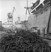Sierpień 1960, Gdańsk, Polska.
Budowa statków w Stoczni im. Lenina, na pierwszym planie łańcuchy kotwiczne.
Fot. Romuald Broniarek/KARTA