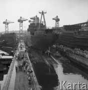 Sierpień 1960, Gdańsk, Polska.
Wodowanie statku w Stoczni im. Lenina, tłum zgromadzony na nabrzeżu.
Fot. Romuald Broniarek/KARTA