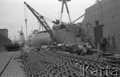 Sierpień 1960, Gdańsk, Polska.
Budowa statków w Stoczni im. Lenina, na pierwszym planie łańcuchy kotwiczne.
Fot. Romuald Broniarek/KARTA