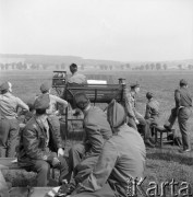 Sierpień 1960, Kraków, Polska.
Ćwiczenia Wojsk Lotniczych, obsługa naziemna czeka na lądowanie samolotu.
Fot. Romuald Broniarek/KARTA