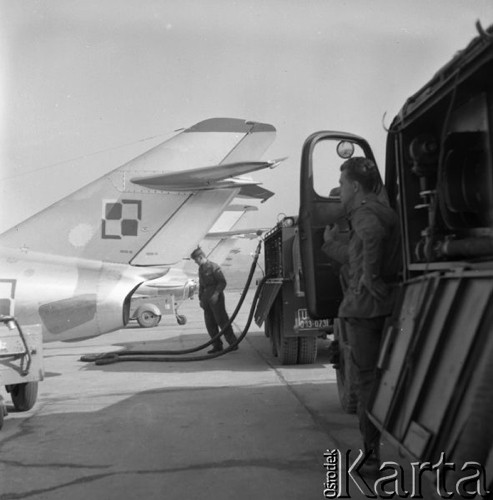 Sierpień 1960, Kraków, Polska.
Ćwiczenia Wojsk Lotniczych, tankowanie samolotów na lotnisku, z prawej cysterny z paliwem.
Fot. Romuald Broniarek/KARTA