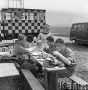 Sierpień 1960, Kraków, Polska.
Ćwiczenia Wojsk Lotniczych, na pierwszym planie mechanicy podczas posiłu, w tle samochód pomalowany w szachownicę.
Fot. Romuald Broniarek/KARTA