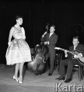 Wrzesień 1960, Warszawa, Polska.
Radziecka modelka prezentuje suknię z kolekcji Mody Polskiej.
Fot. Romuald Broniarek/KARTA