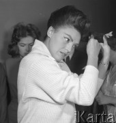 Wrzesień 1960, Warszawa, Polska.
Radziecka modelka układa fryzurę przed pokazem strojów z kolekcji Mody Polskiej.
Fot. Romuald Broniarek/KARTA
