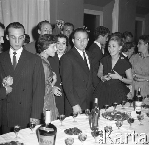 Wrzesień 1960, Warszawa, Polska.
Bankiet na cześć artystów z Teatru Bolszoj, na pierwszym planie kieliszki z alkoholem na stole.
Fot. Romuald Broniarek/KARTA