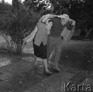 Wrzesień 1960, Żelazowa Wola, Polska.
Artyści z Teatru Bolszoj przed Muzeum Fryderyka Chopina - para z płaszczem nad głowami, który chroni ich przed deszczem.
Fot. Romuald Broniarek/KARTA