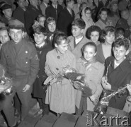 Październik 1960, Warszawa, Polska.
Powitanie 