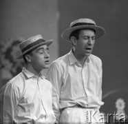 Styczeń 1961, Warszawa, Polska.
Nagranie w studio telewizyjnym przy placu Powstańców Warszawy - rosyjskie piosenki śpiewają: Wiesław Michnikowski i Jan Kobuszewski.
Fot. Romuald Broniarek/KARTA