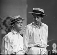 Styczeń 1961, Warszawa, Polska.
Nagranie w studio telewizyjnym przy placu Powstańców Warszawy - rosyjskie piosenki śpiewają: Wiesław Michnikowski i Jan Kobuszewski.
Fot. Romuald Broniarek/KARTA