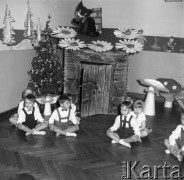 Styczeń 1961, Warszawa, Polska.
Dzieci podczas zabawy choinkowej w przedszkolu, za grupą maluchów siedzących na podłodze stoi chatka Baby Jagi.
Fot. Romuald Broniarek/KARTA