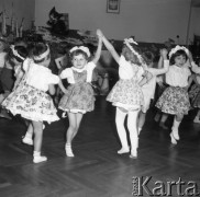 Styczeń 1961, Warszawa, Polska.
Dzieci podczas zabawy choinkowej w przedszkolu - tańczące dziewczynki.
Fot. Romuald Broniarek/KARTA