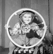 Styczeń 1961, Warszawa, Polska.
Chłopiec za kierownicą samochodu zmontowanego z sanek.
Fot. Romuald Broniarek/KARTA