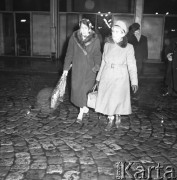 Styczeń 1961, Warszawa, Polska.
Wanda Wasilewska-Korniejczuk, polska i radziecka działaczka komunistyczna (z lewej) z wizytą w Warszawie.
Fot. Romuald Broniarek/KARTA