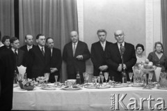 Styczeń 1961, Warszawa, Polska.
Władysław Gomułka przemawia podczas przyjęcia w ambasadzie radzieckiej. Za stołem stoją m.in. Zenon Kliszko, Aleksander Zawadzki i Józef Cyrankiewicz.
Fot. Romuald Broniarek/KARTA