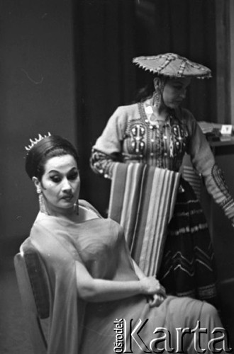 16.03.1961, Warszawa, Polska.
Yma Sumac, peruwiańska śpiewaczka i aktorka, podczas koncertu w Sali Kongresowej.
Fot. Romuald Broniarek/KARTA