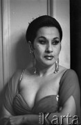 16.03.1961, Warszawa, Polska.
Yma Sumac, peruwiańska śpiewaczka i aktorka, podczas koncertu w Sali Kongresowej.
Fot. Romuald Broniarek/KARTA