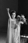 16.03.1961, Warszawa, Polska.
Yma Sumac, peruwiańska śpiewaczka i aktorka, podczas koncertu w Sali Kongresowej.
Fot. Romuald Broniarek/KARTA