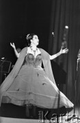 16.03.1961, Warszawa, Polska.
Yma Sumac, peruwiańska śpiewaczka i aktorka, podczas koncertu w Sali Kongresowej.
Fot. Romuald Broniarek/KARTA