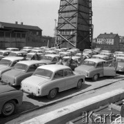 Kwiecień 1961, Warszawa Żerań, Polska.
Fabryka Samochodów Osobowych na Żeraniu, członkowie Brygady Pracy Socjalistycznej wśród samochodów marki 