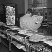 Kwiecień 1961, Warszawa, Polska.
Stoisko z radziecką prasą w Klubie Międzynarodowej Książki i Prasy.
Fot. Romuald Broniarek/KARTA