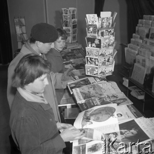 Kwiecień 1961, Warszawa, Polska.
Stoisko z radziecką prasą w Klubie Międzynarodowej Książki i Prasy.
Fot. Romuald Broniarek/KARTA