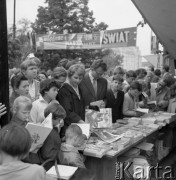 Maj 1961, Warszawa, Polska.
Kiermasz książki w Alejach Ujazdowskich, tłum przy stoisku z radzieckimi wydawnictwami.
Fot. Romuald Broniarek/KARTA