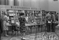 Maj 1961, Warszawa, Polska.
Stoisko radzieckich wydawnictw na Międzynarodowych Targach Książki.
Fot. Romuald Broniarek/KARTA